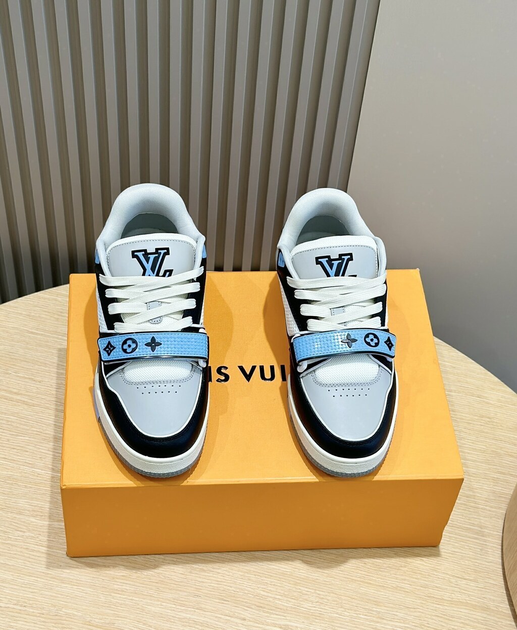 LV Trainer Velcro Blue White