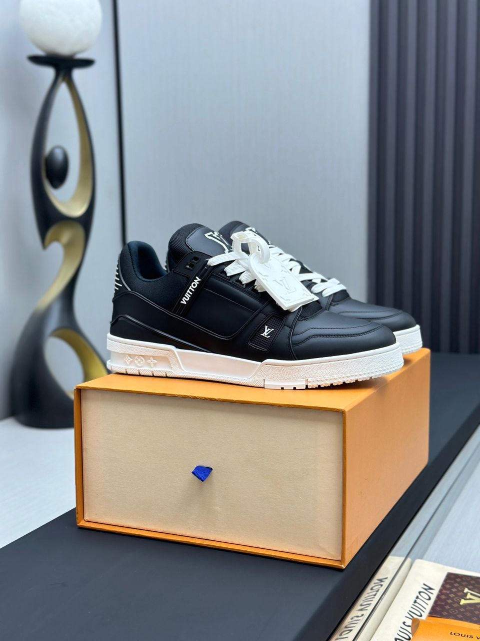 LV Trainer Black White