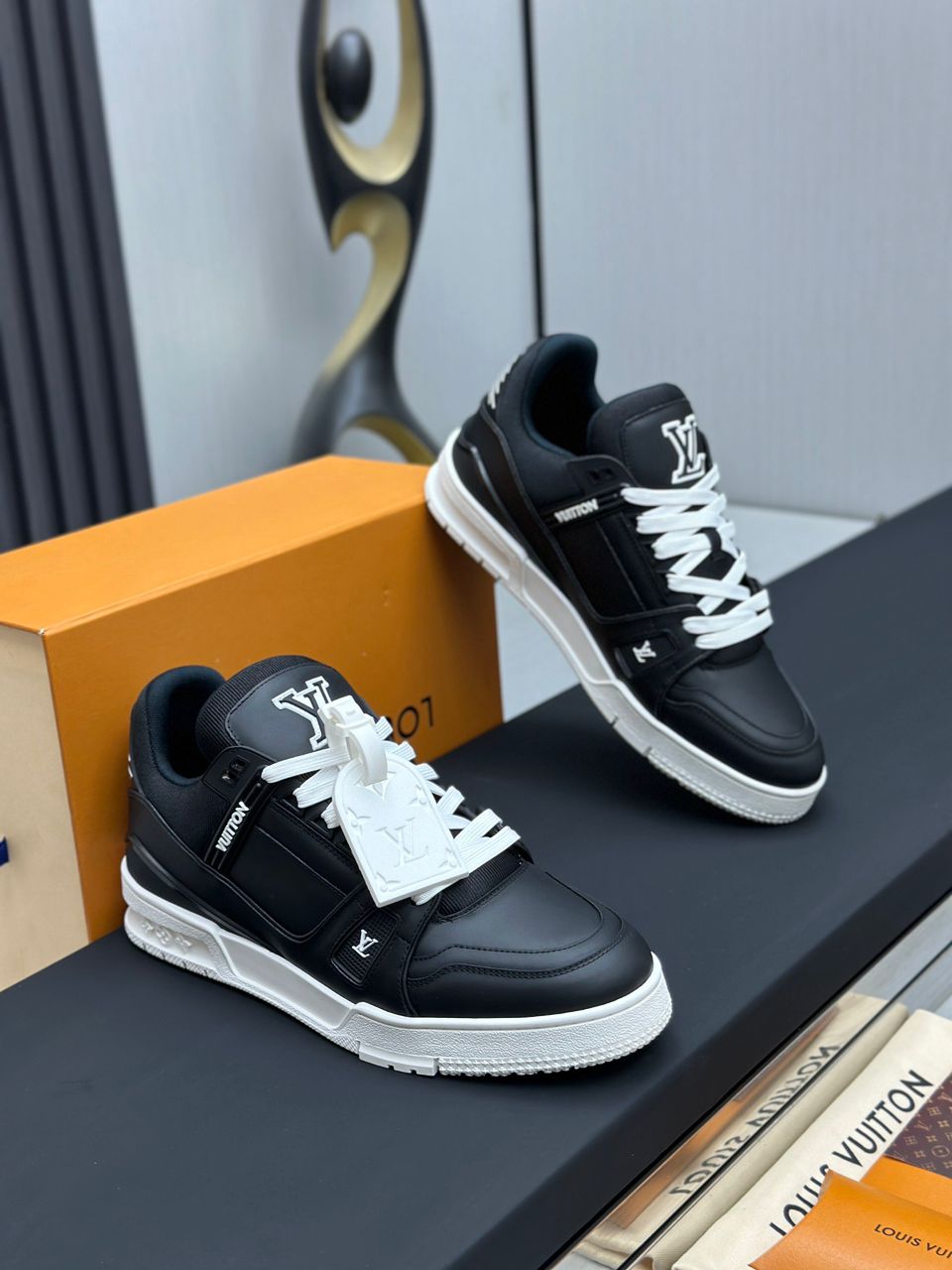 LV Trainer Black White