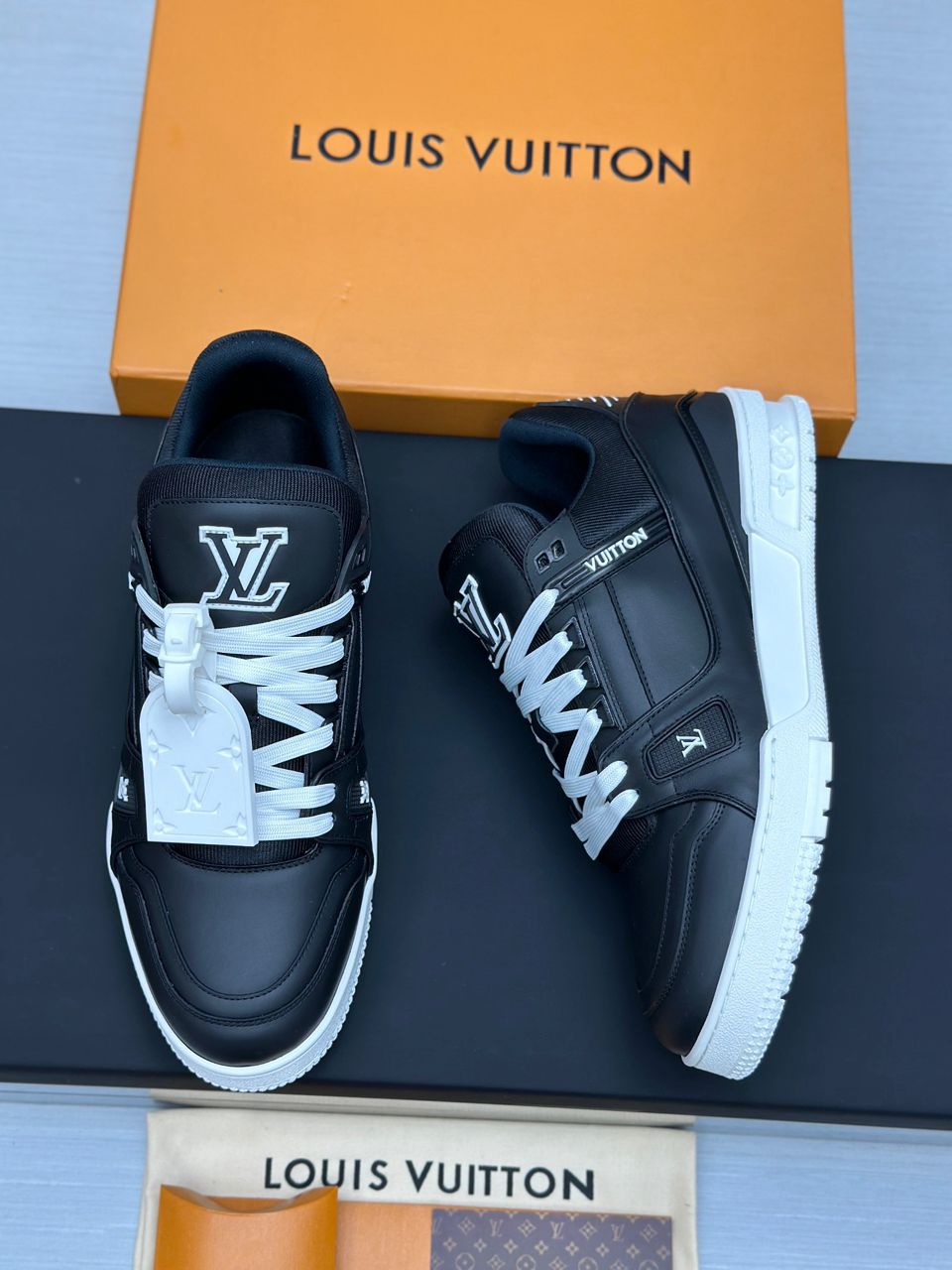 LV Trainer Black White