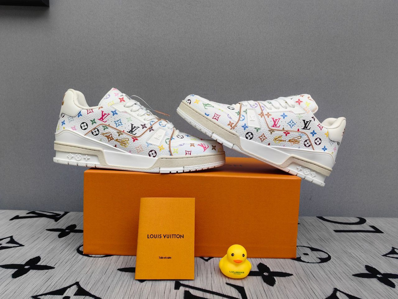 LV Trainer Takashi Murakami White