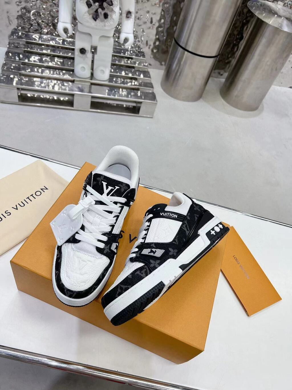 LV Trainer White Black