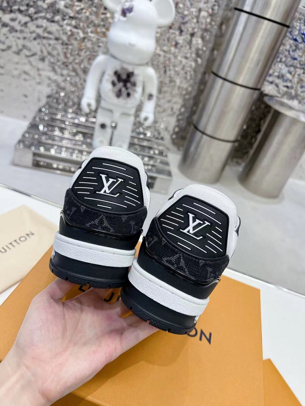 LV Trainer White Black
