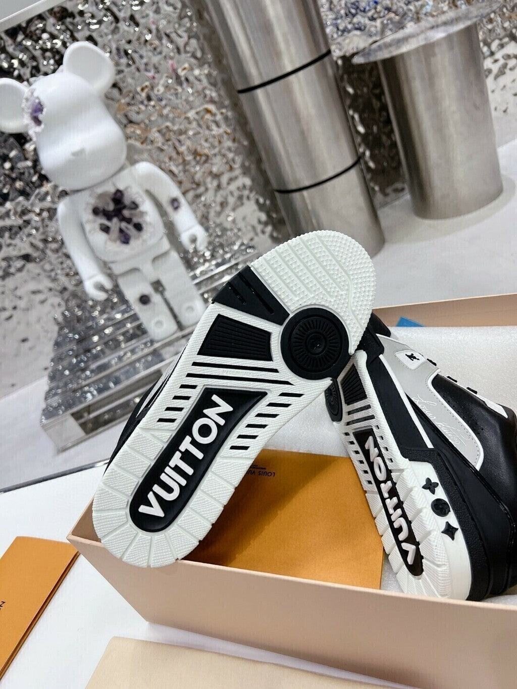 LV Trainer Black Grey White
