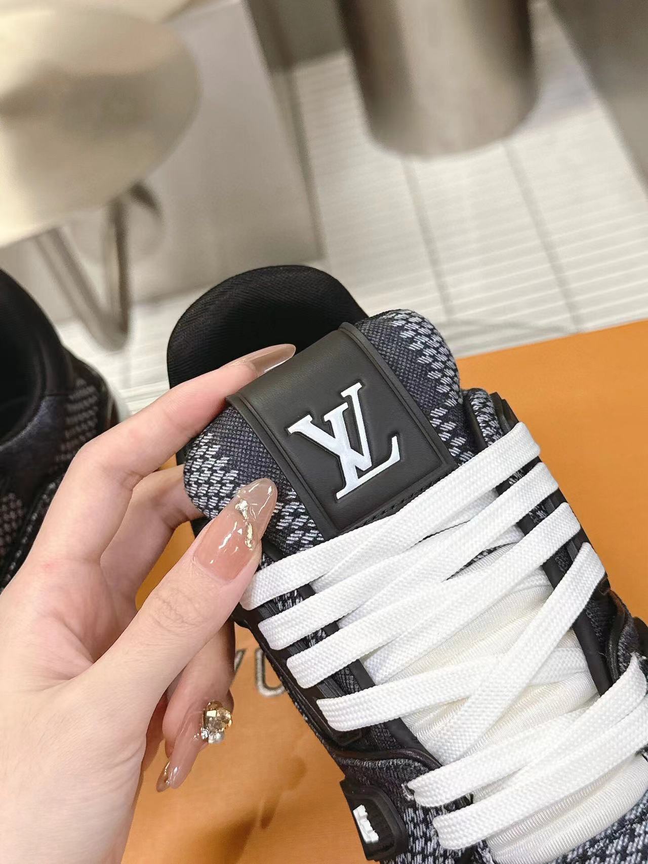 LV Trainer Black