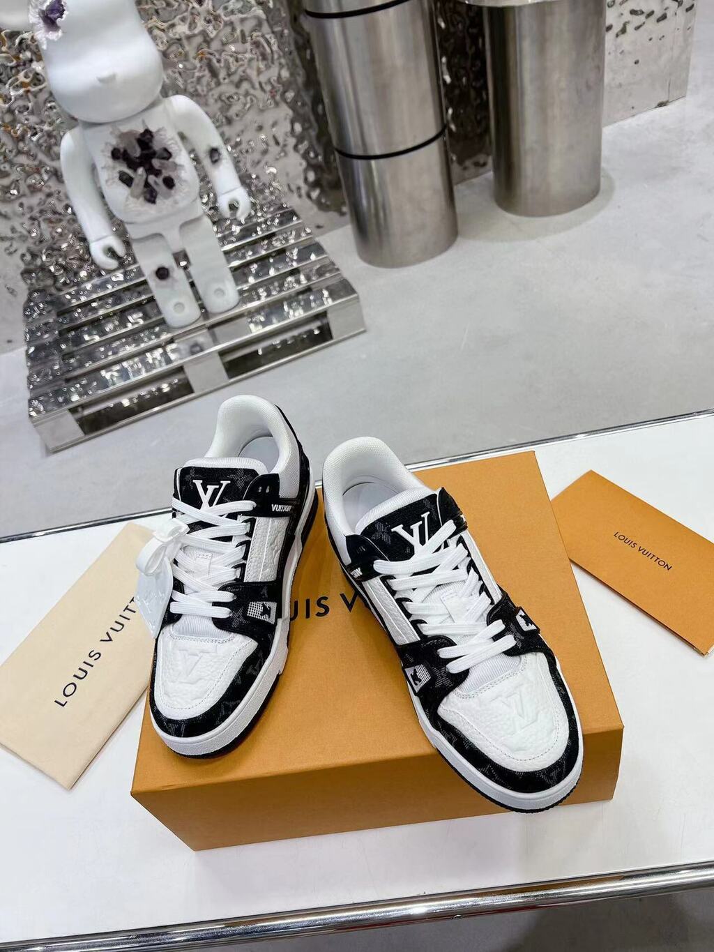 LV Trainer White Black