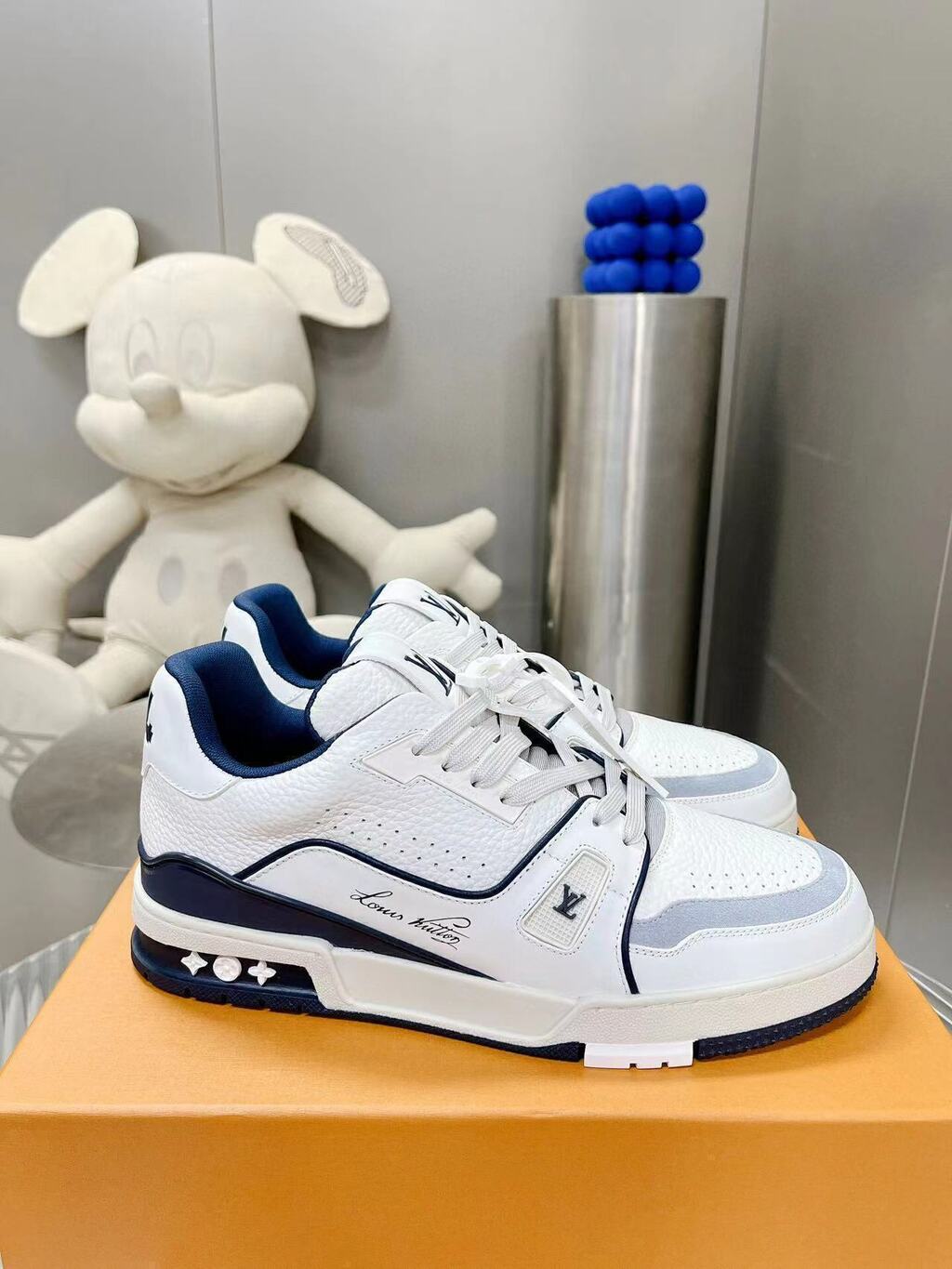 LV Trainer #54 Signature White Marine