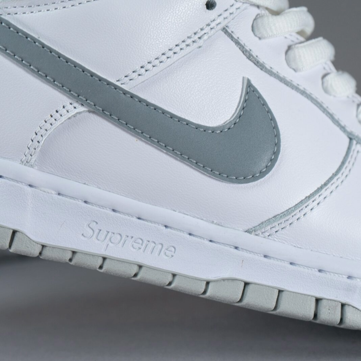 Low SB x Supreme 'White Metalic Silver'