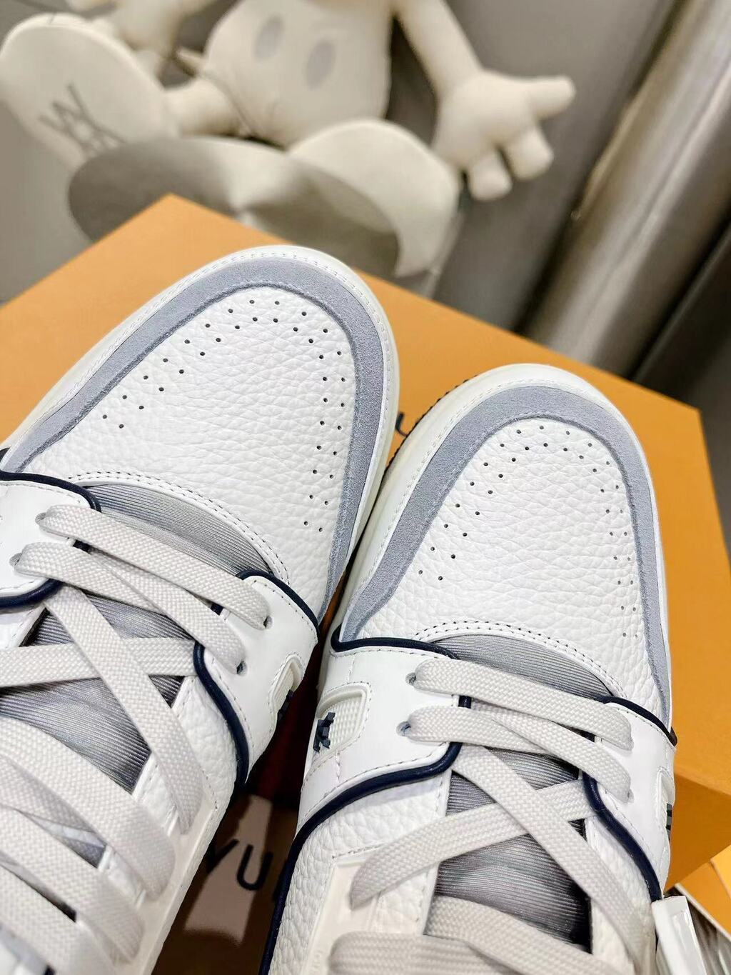 LV Trainer #54 Signature White Marine