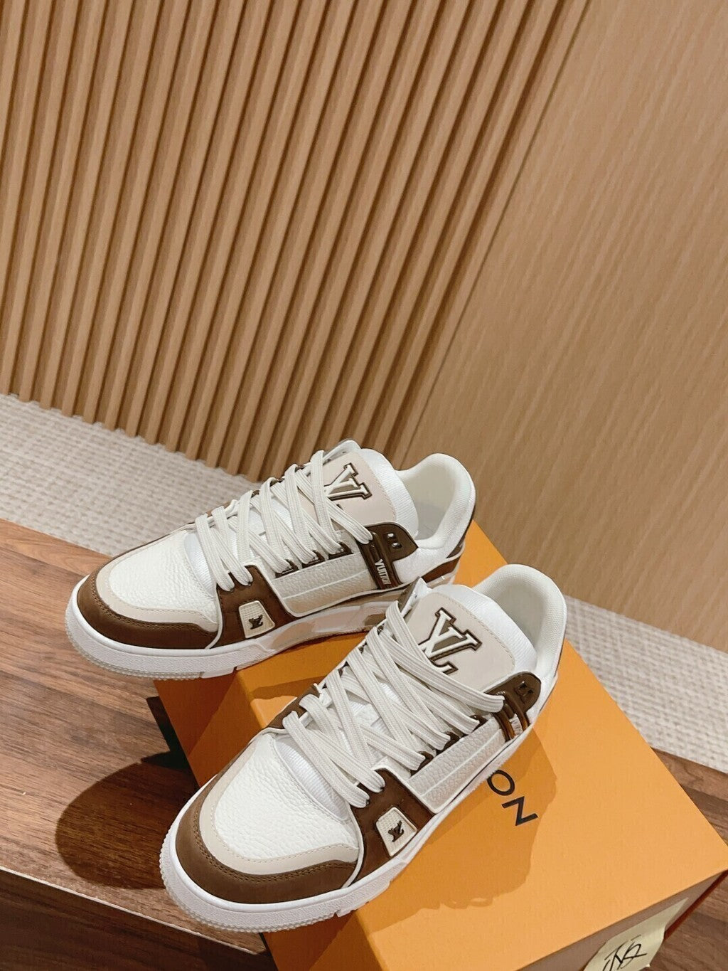LV Trainer White Brown