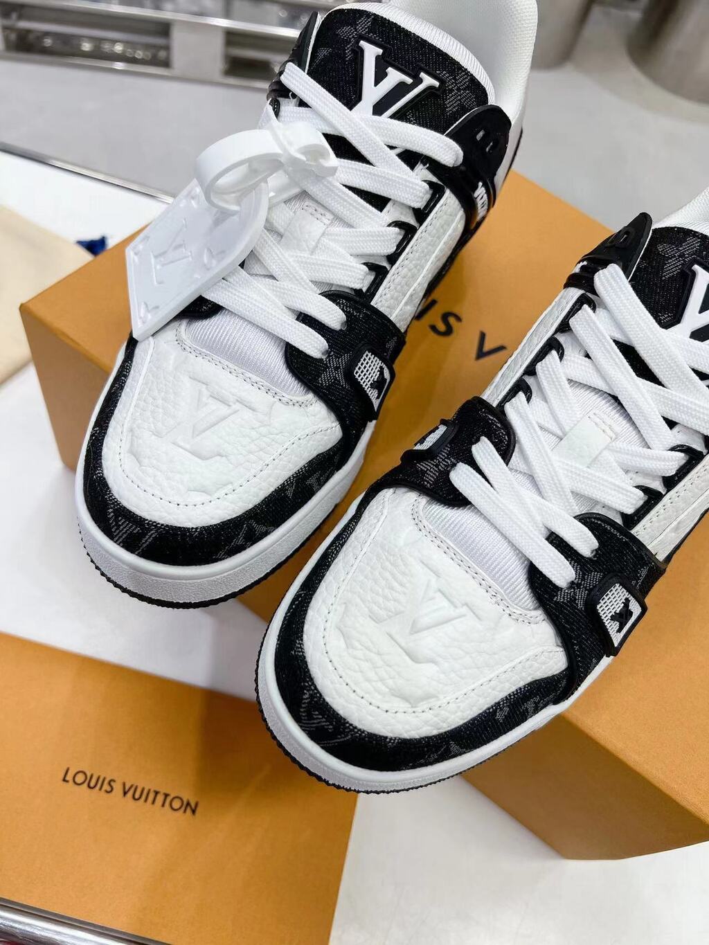 LV Trainer White Black