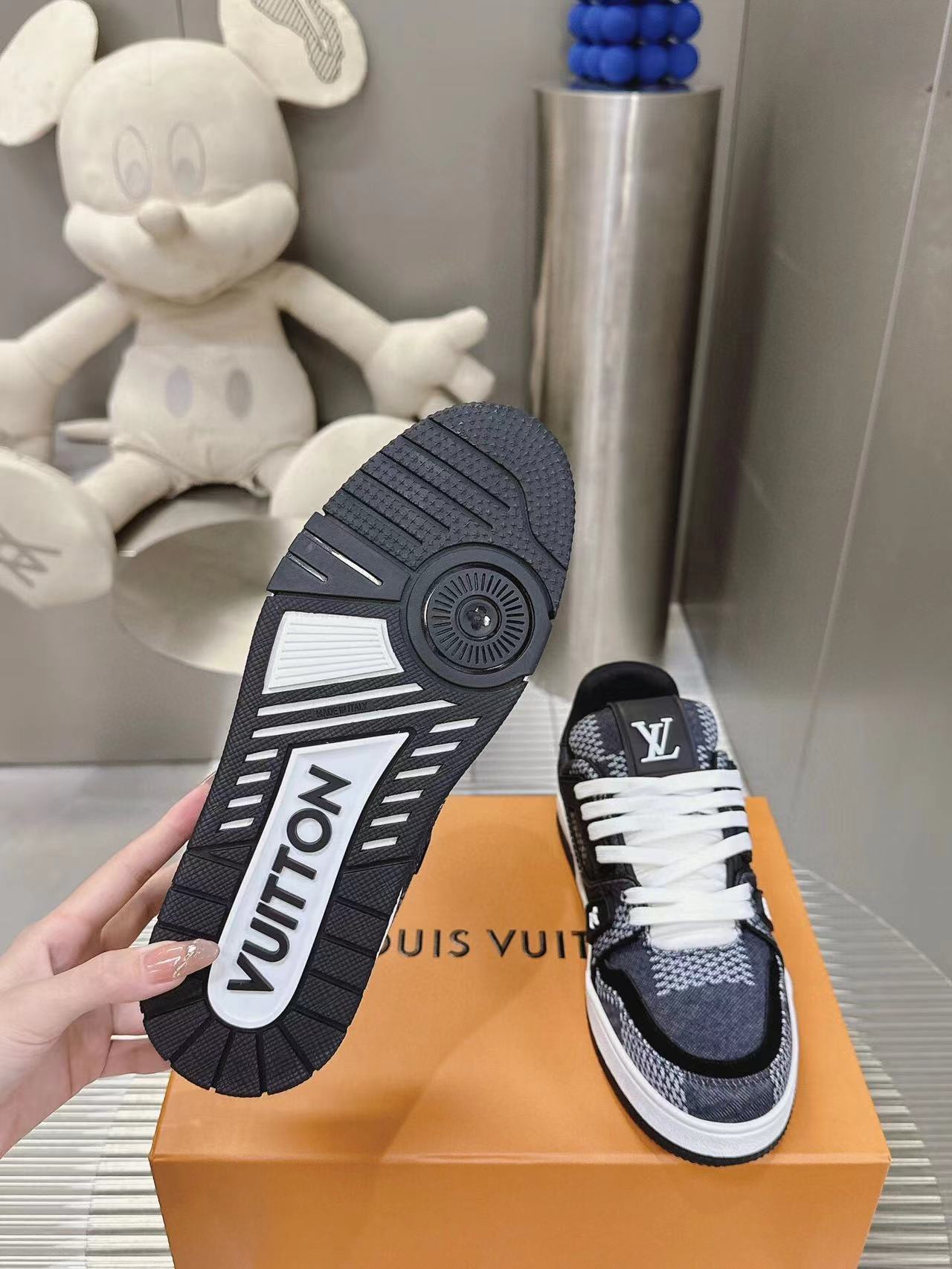 LV Trainer Black